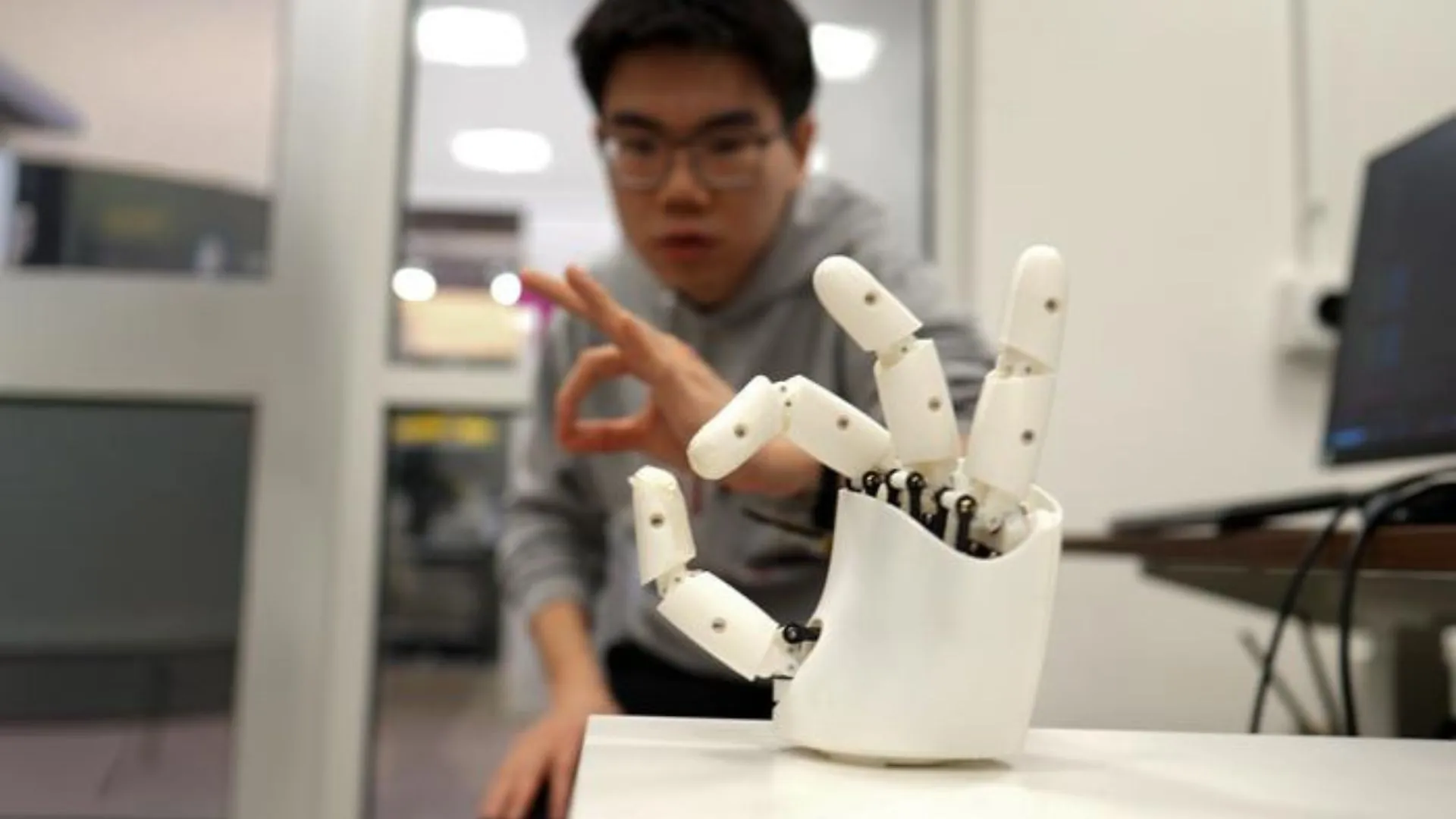 MIT’s ultrasound wristband tracks gestures to guide robotic hands