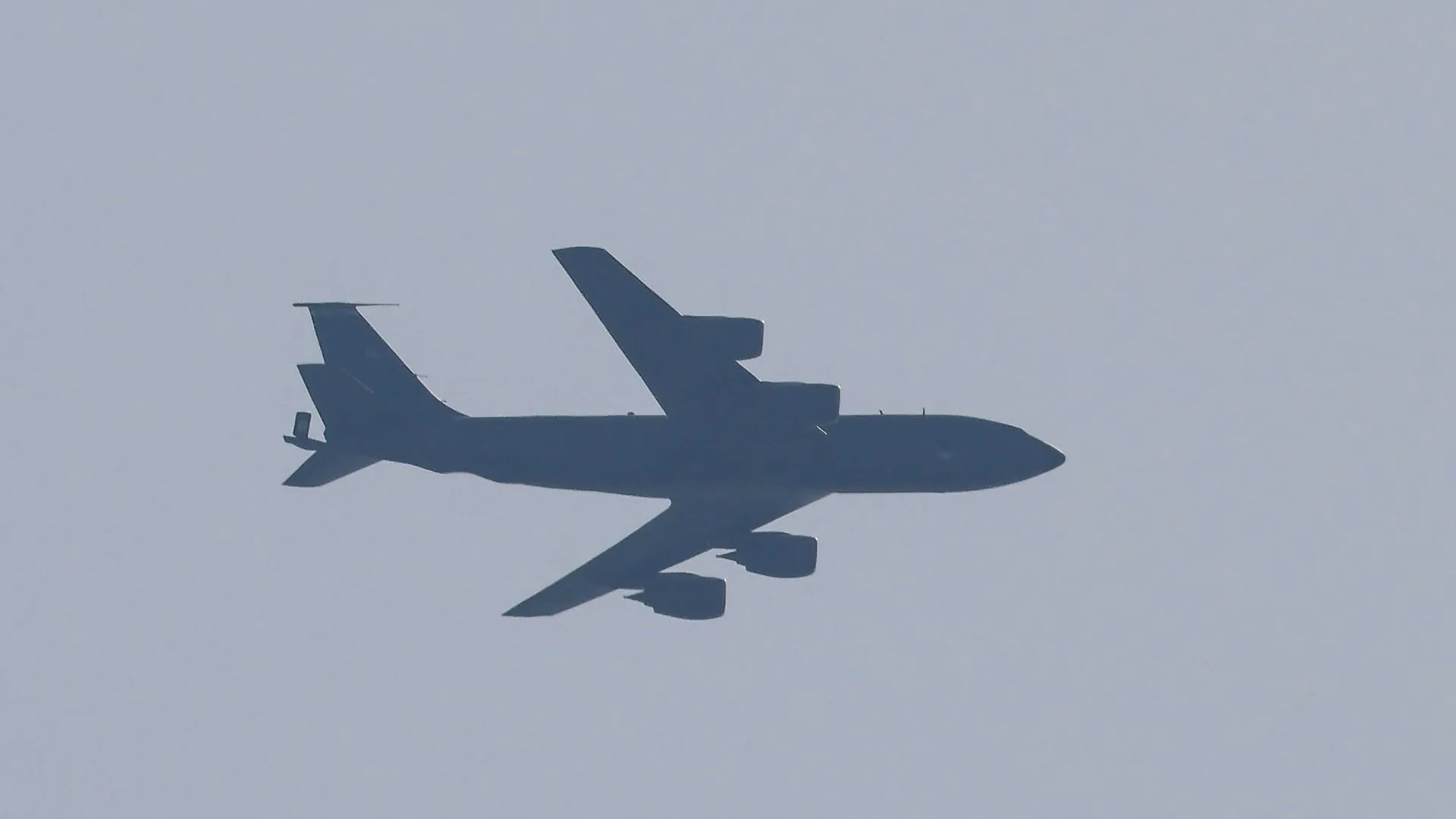 US refueling aircraft lost in Western Iraq, rescue efforts underway