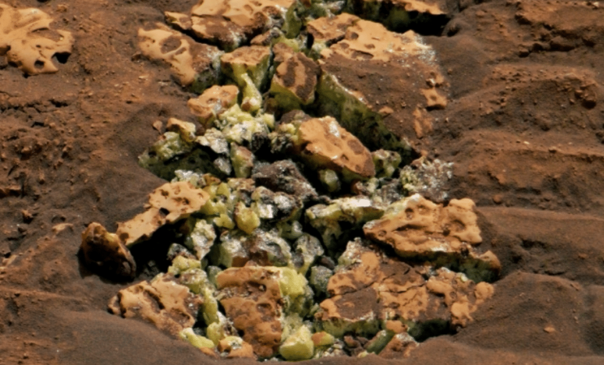 NASA’s Curiosity Rover Cracks Open Martian Rock, and Makes an Unbelievable Discovery