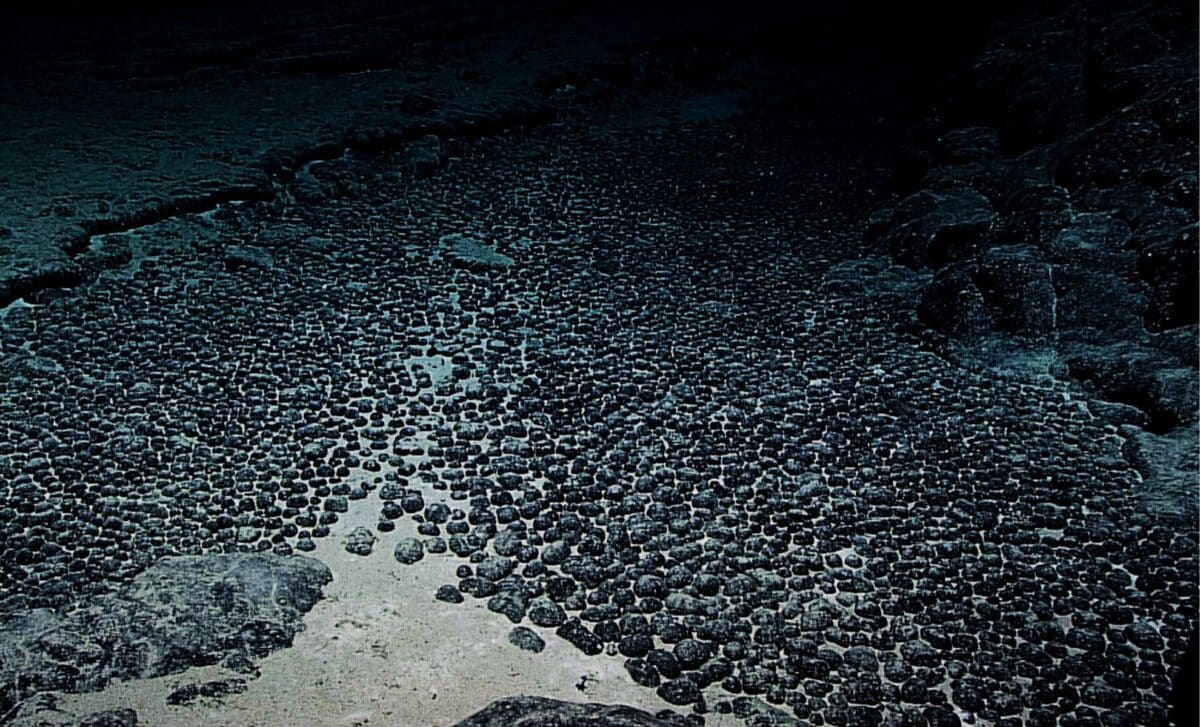 4,000 Meters Below Sea Level, Scientists Uncover “Dark Oxygen” Where Sunlight Has Never Reached