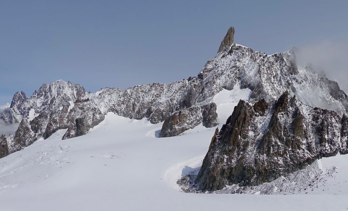 Scientists Spotted Unusual Pink Boulders on Peaks in Antarctica, and Traced Them to a Giant Structure Buried Deep Below