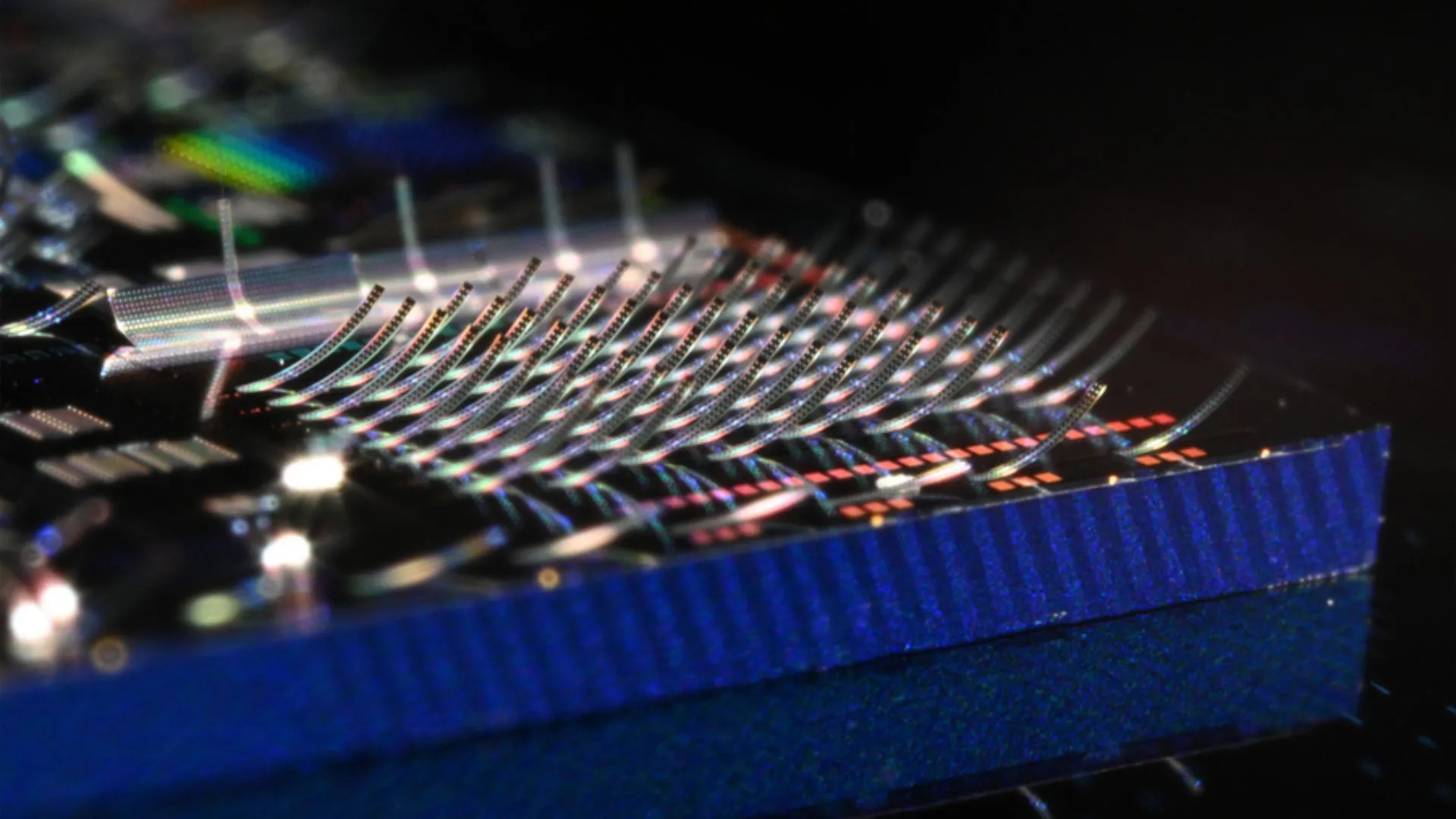 New photonic device beams thousands of lasers into free space at once