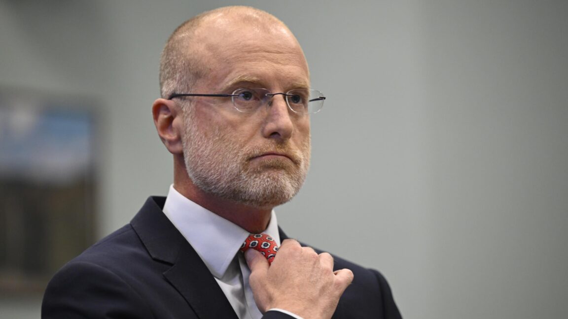 FCC chair blasts Amazon after it criticizes SpaceX megaconstellation