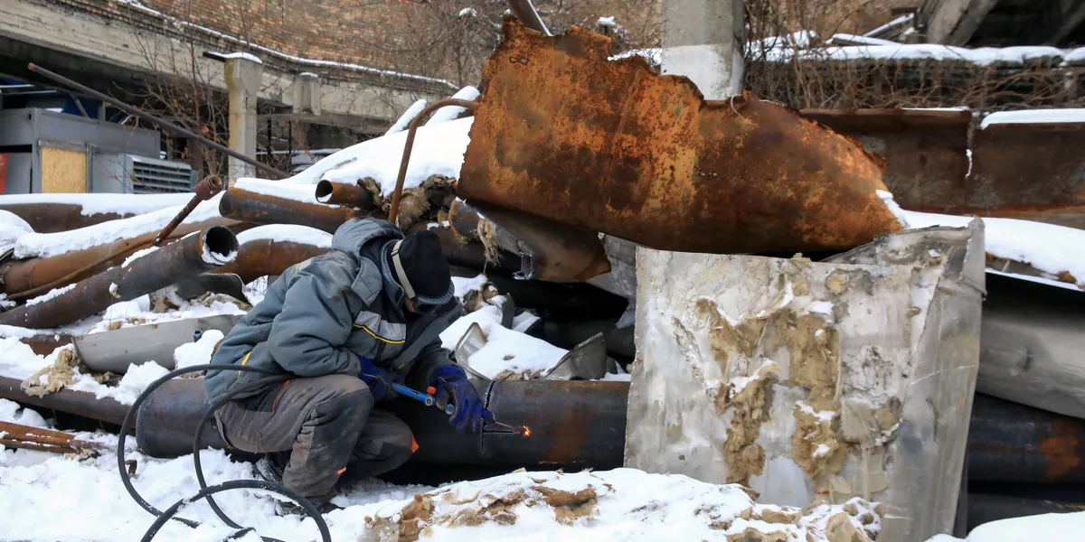 Engineers Risk Their Lives to Repair Ukraine Power Grid