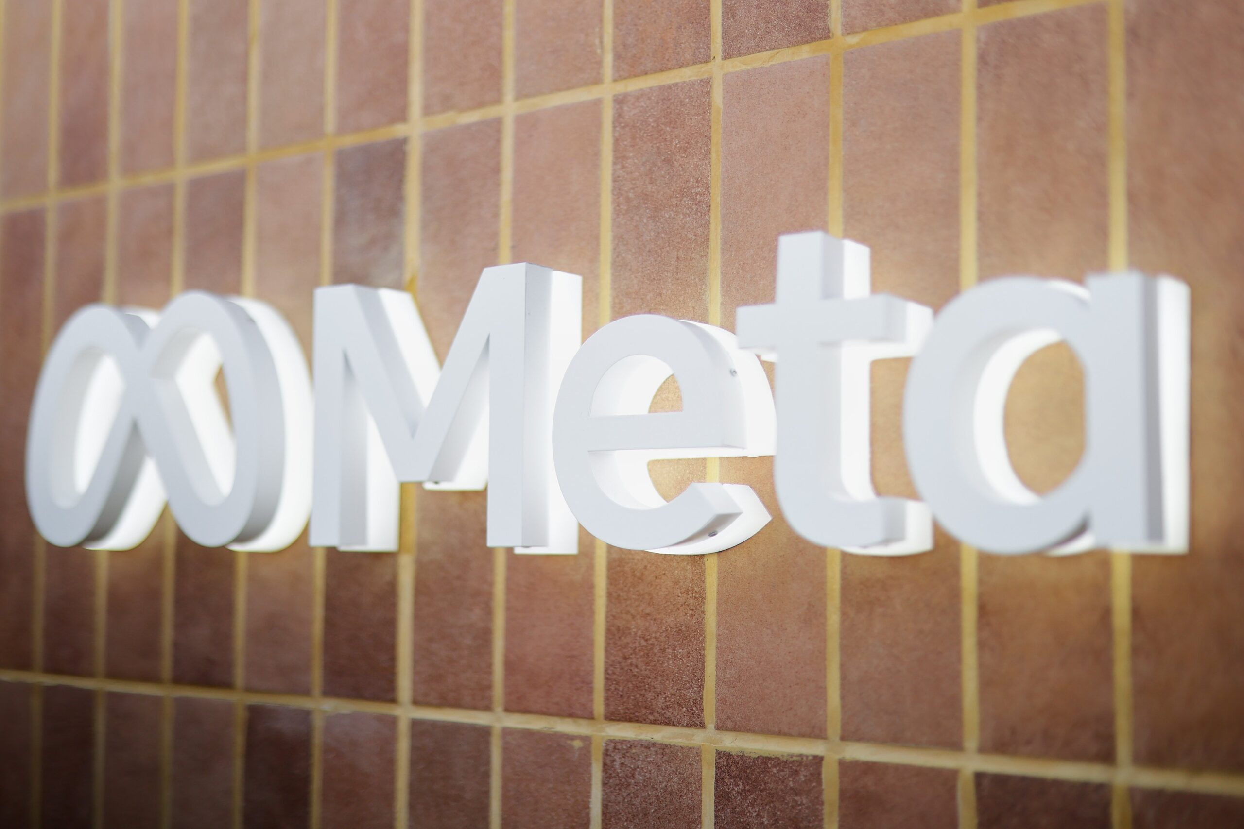 Meta rolls out scam warnings on Facebook, Messenger, WhatsApp