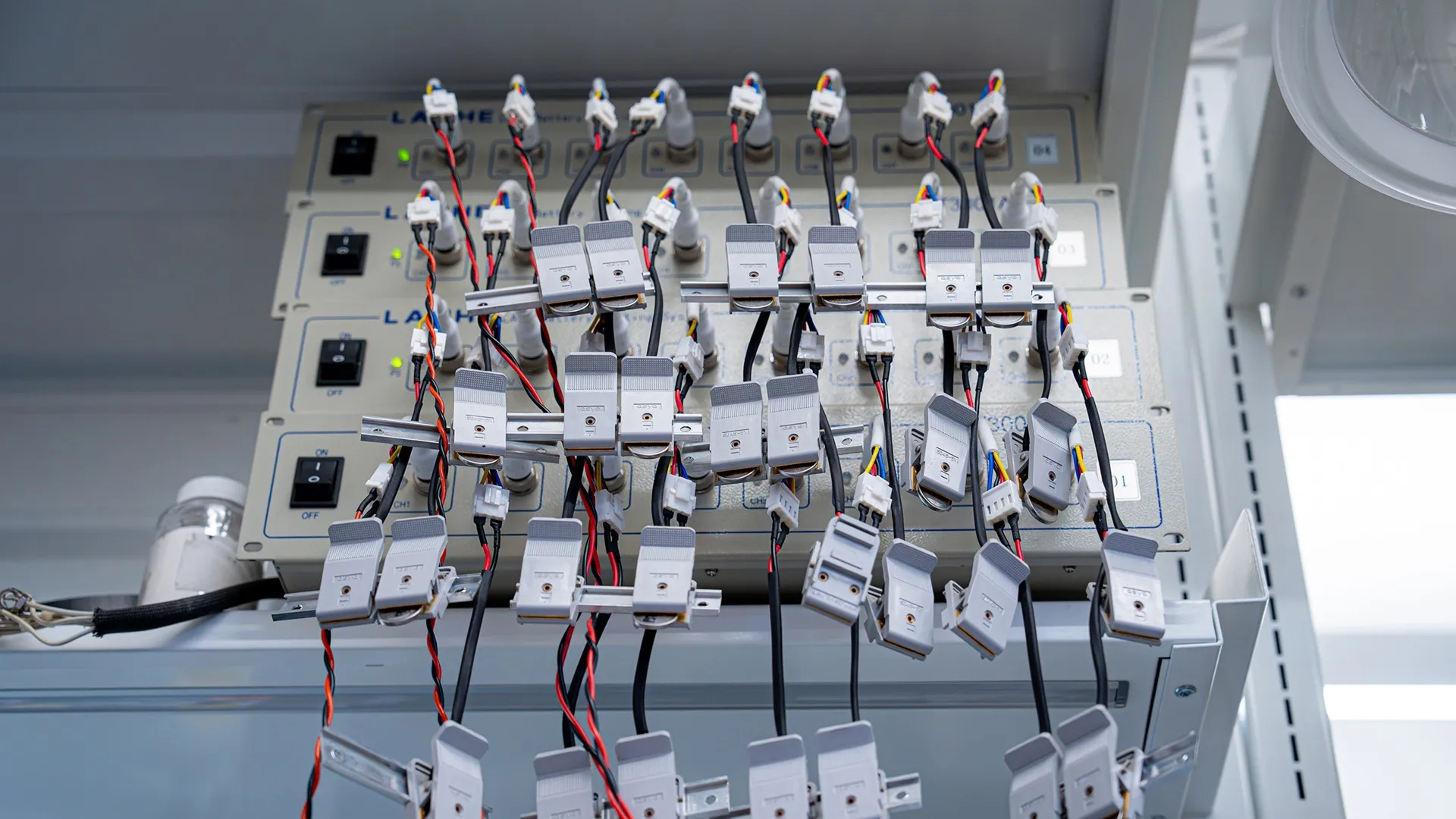 Brittle lithium spikes found in batteries