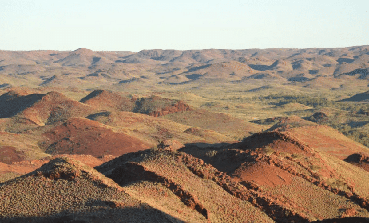 Scientists Unearth 3.5 Billion-Year-Old Rocks Revealing Earth’s First Tectonic Plate Movements