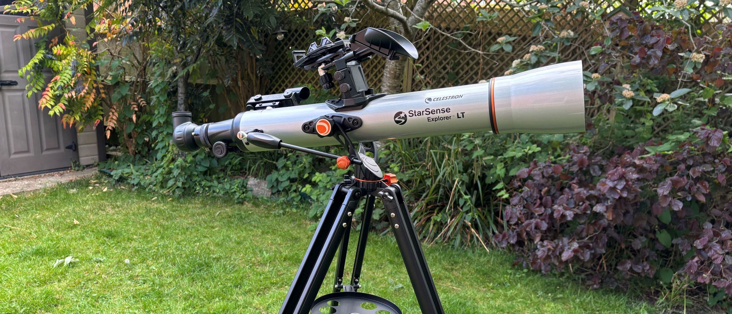 Our expert reviewed the Celestron StarSense Explorer LT 70AZ telescope.
