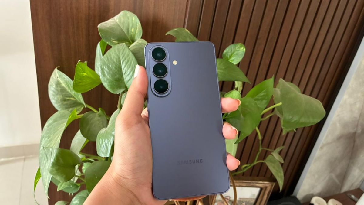 Samsung Galaxy S26 Review: Familiar, Yet Dependable