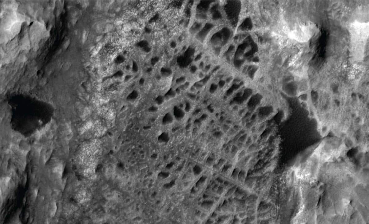 NASA Spots a Giant Spiderweb Structure on Mars, and It May Reveal How Long Water Lasted