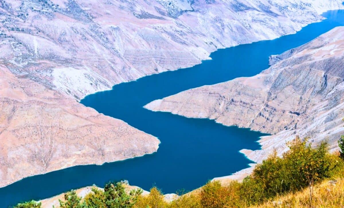 Scientists Uncover Three Oceans’ Worth of Water  Stored 700 Kilometers Below Earth’s Surface