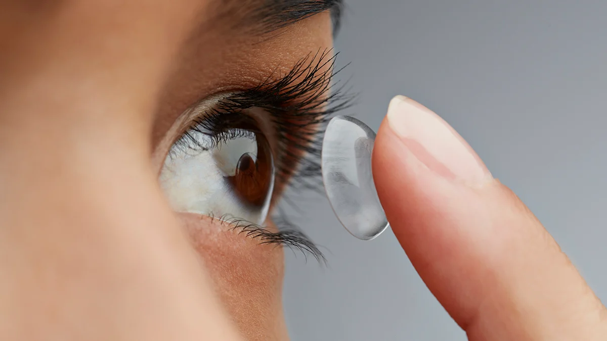 New Self-Healing Contact Lenses Can Repair Themselves in UV Light : ScienceAlert